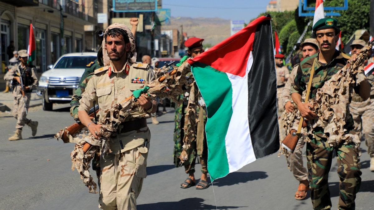 Yemeni forces marching