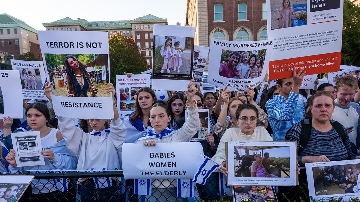 Columbia students support Jews