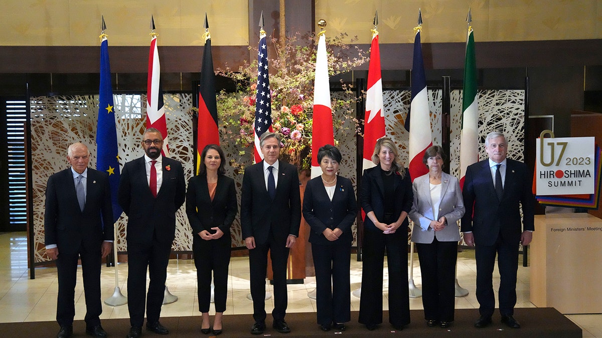 Foreign ministers standing