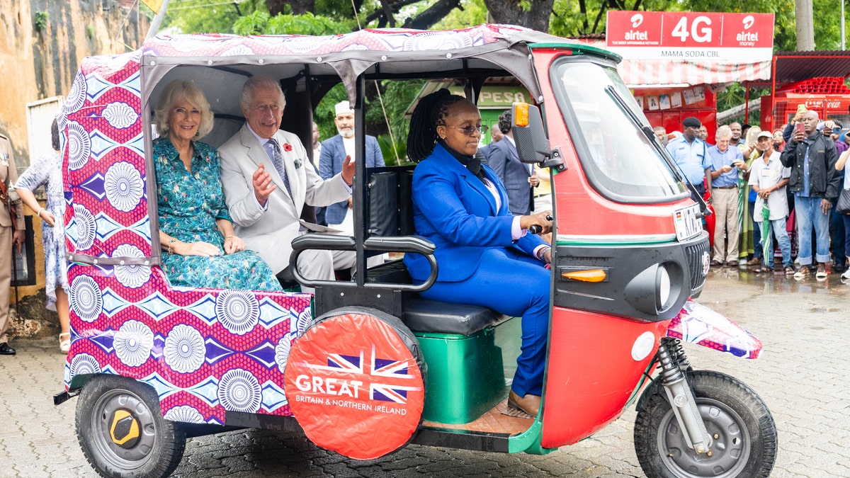 Charles e Camilla viaggiano su un tuk tuk in Kenya