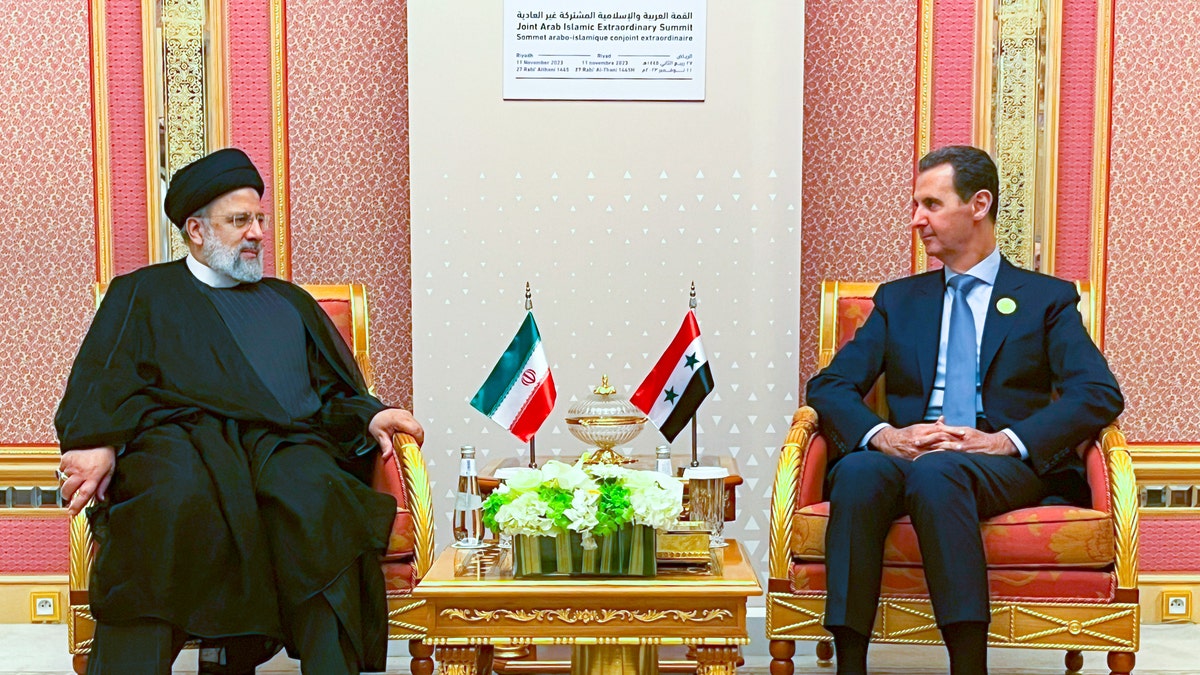 al-Assad se reúne com Raisi em Riad