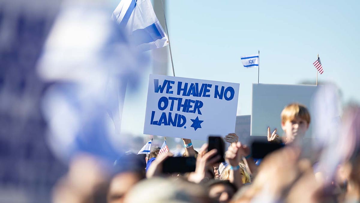 Israel supporter holding sign