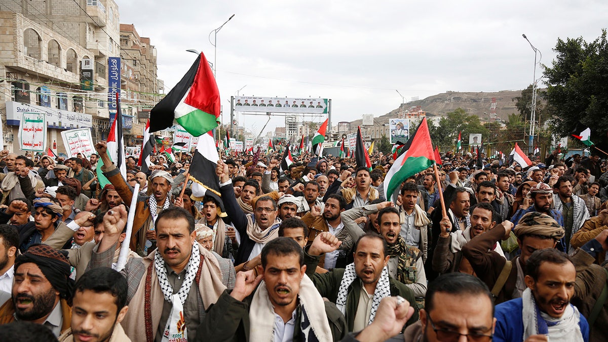 Yemen protesters wave Palestine flag