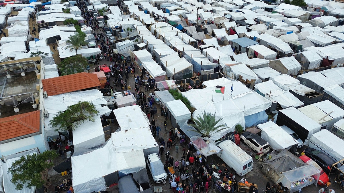 Tiendas de campaña y viviendas provisionales en Gaza