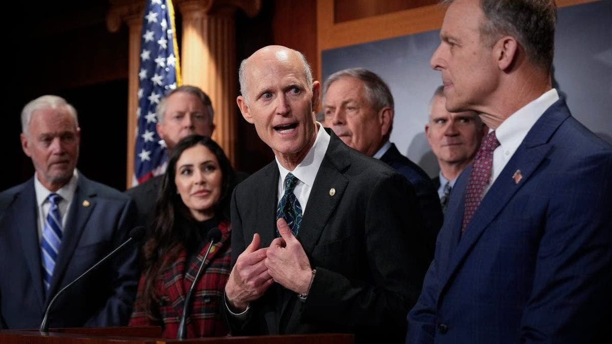 El senador Rick Scott habla durante una rueda de prensa