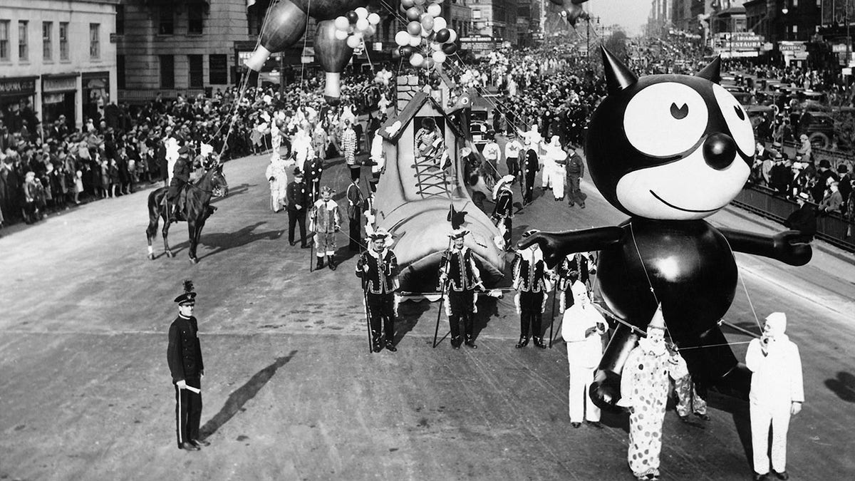 On This Day In History November 27 1924 The First Macy S Thanksgiving Day Parade Is Held In