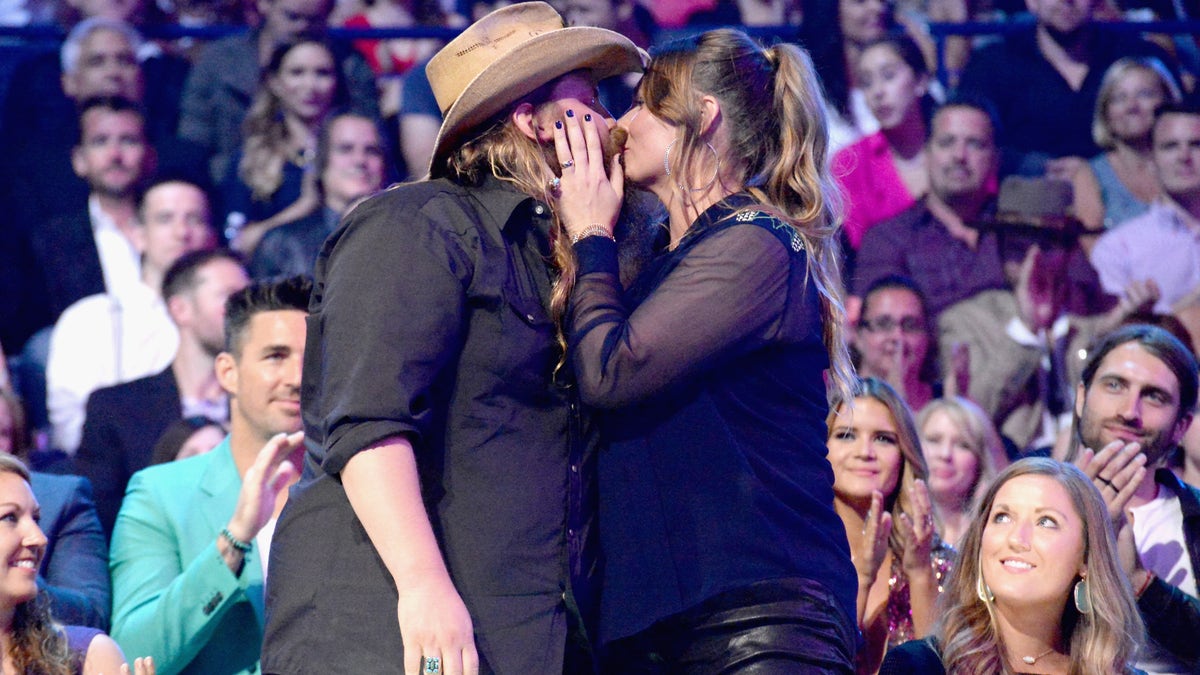 Chris and Morgane Stapleton kissing