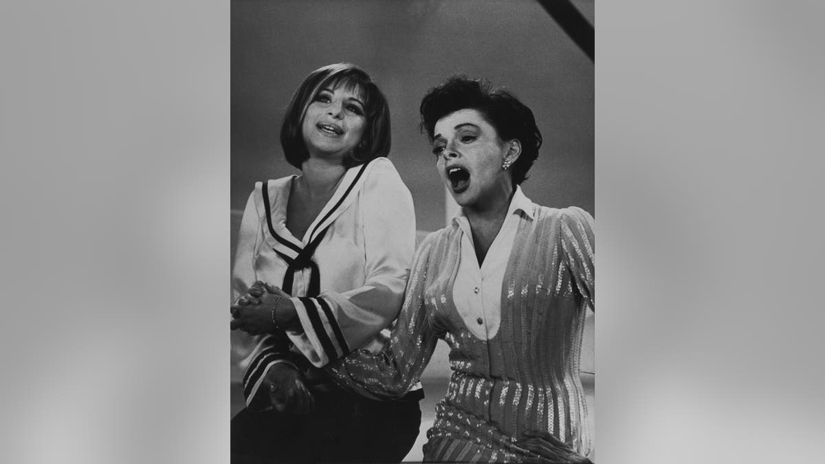 Barbra Streisand singing with Judy Garland