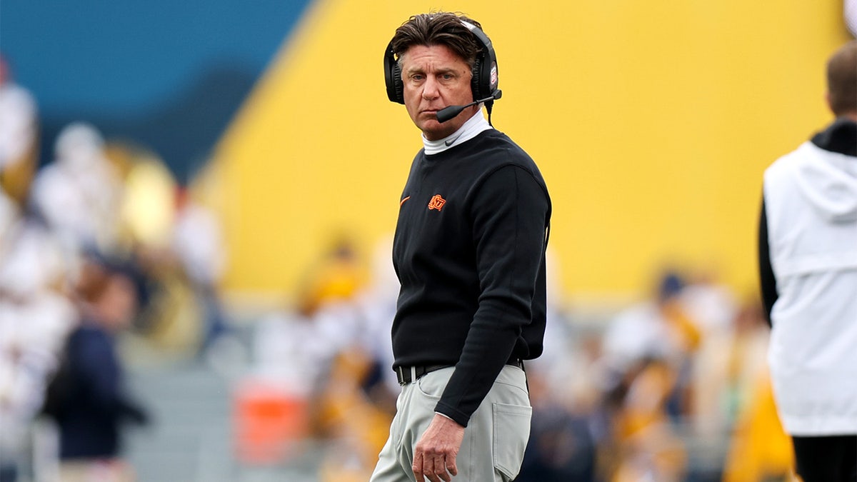Mike Gundy coaches against West Virginia