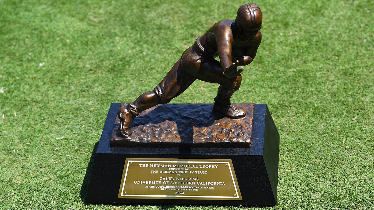 A picture of the Heisman Trophy