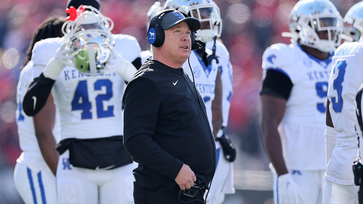 Mark Stoops coaches against Louisville