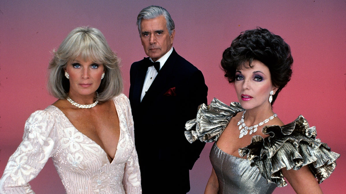Linda Evans, John Forsythe e Joan Collins na moda dos anos 80 para o desfile Dynasty