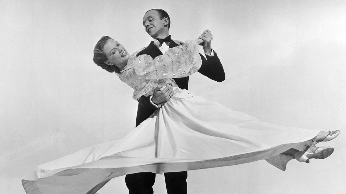 Eleanor Powell dançando com Fred Astaire