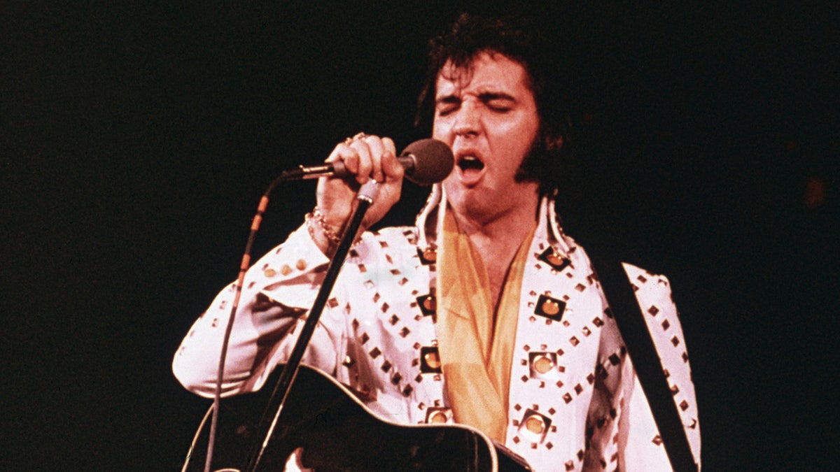 O cantor de rock Elvis Presley