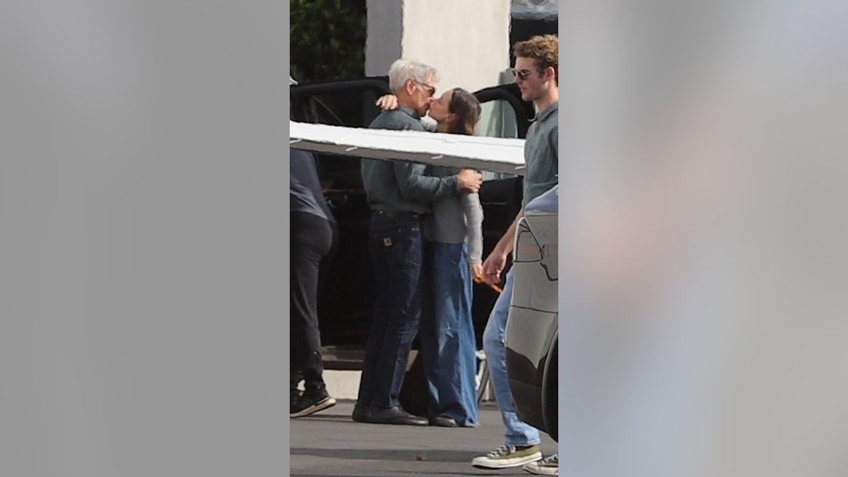 Harrison Ford e Calista Flockhart se beijando no aeroporto