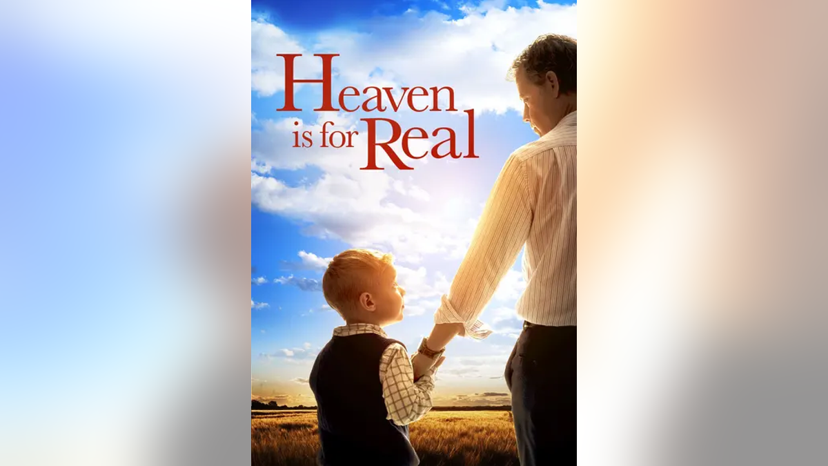 Portada de "Heaven is for Real" con padre e hijo mirándose con el cielo delante