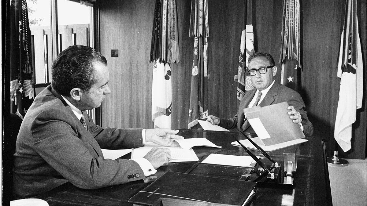 Episodio de SESENTA MINUTOS con Henry Kissinger y Richard Nixon