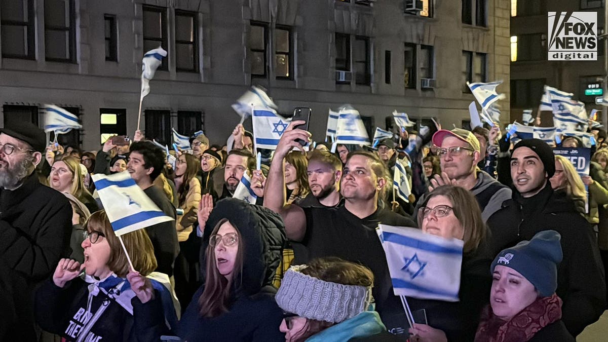 People activity Israeli flags successful nan thoroughfare successful New York