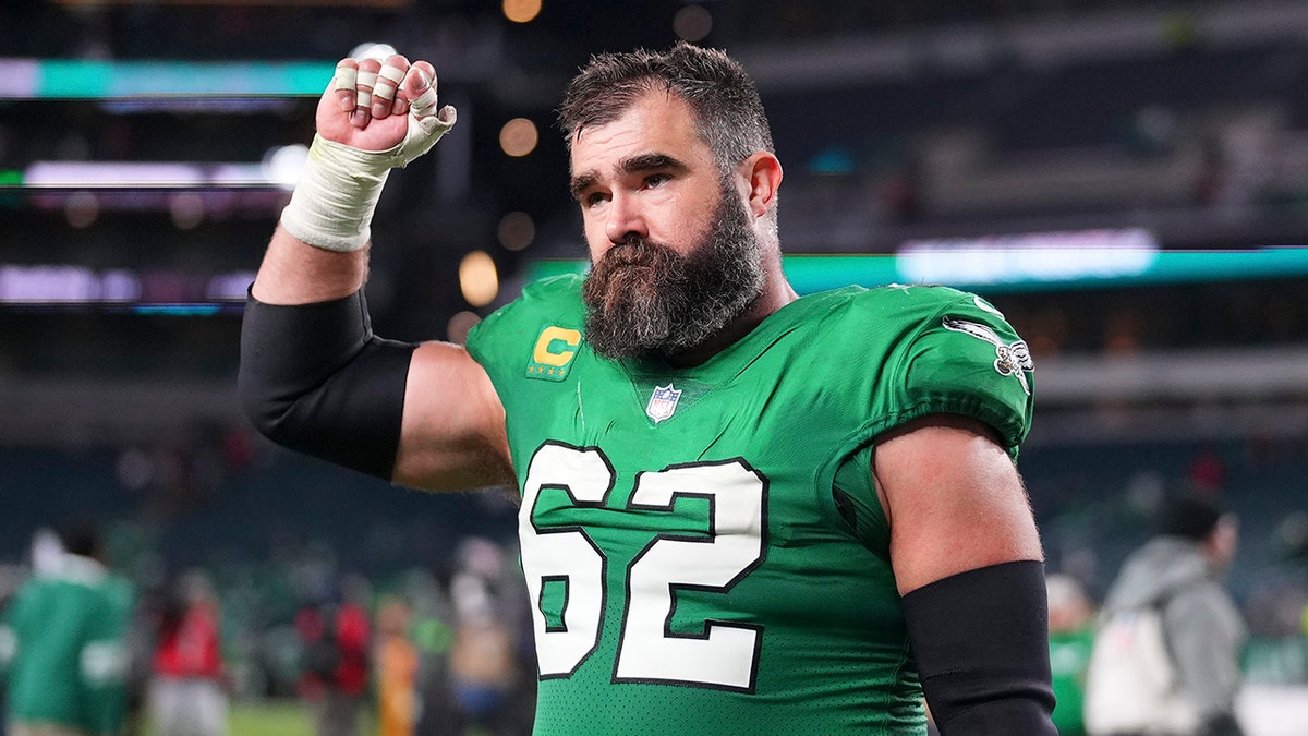 Jason Kelce Gives Trainer Touching Gesture At Retirement Conference ...