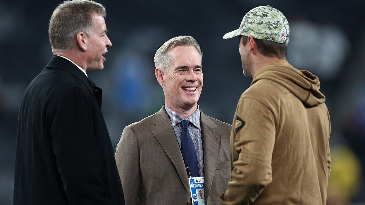 Joe Buck talks to Aaron Rodgers