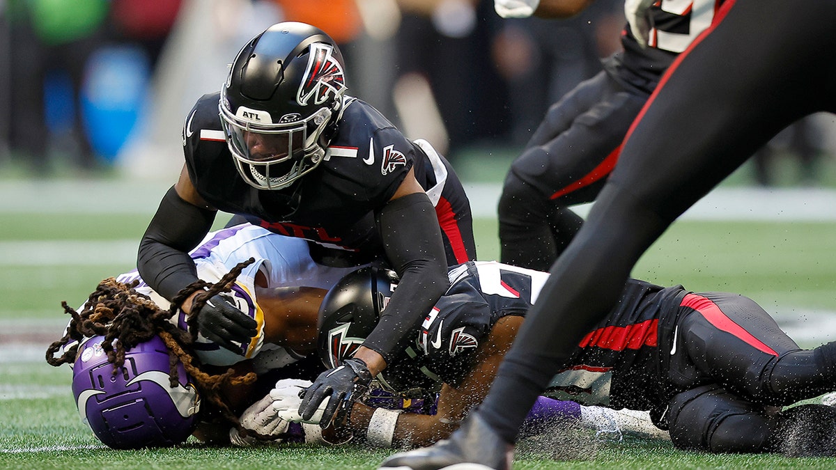 Vikings’ KJ Osborn Carted Off Field After Scary Hit Leaves Him Still Vs ...