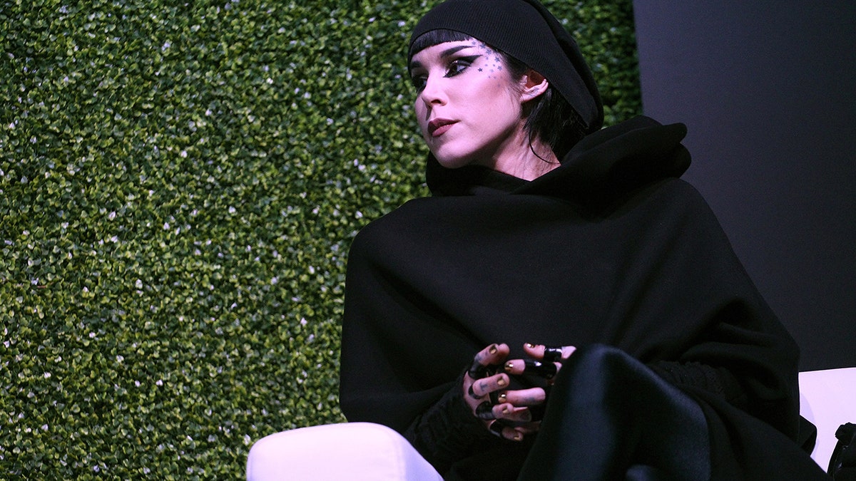 Kat Von D seduta su una sedia sul palco