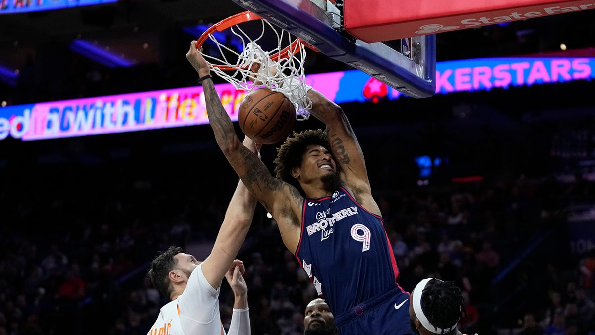 Kelly Oubre dunks