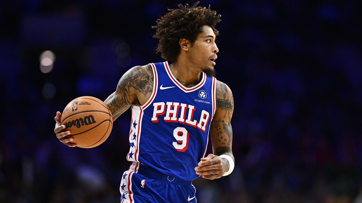 Kelly Oubre Jr dribbles