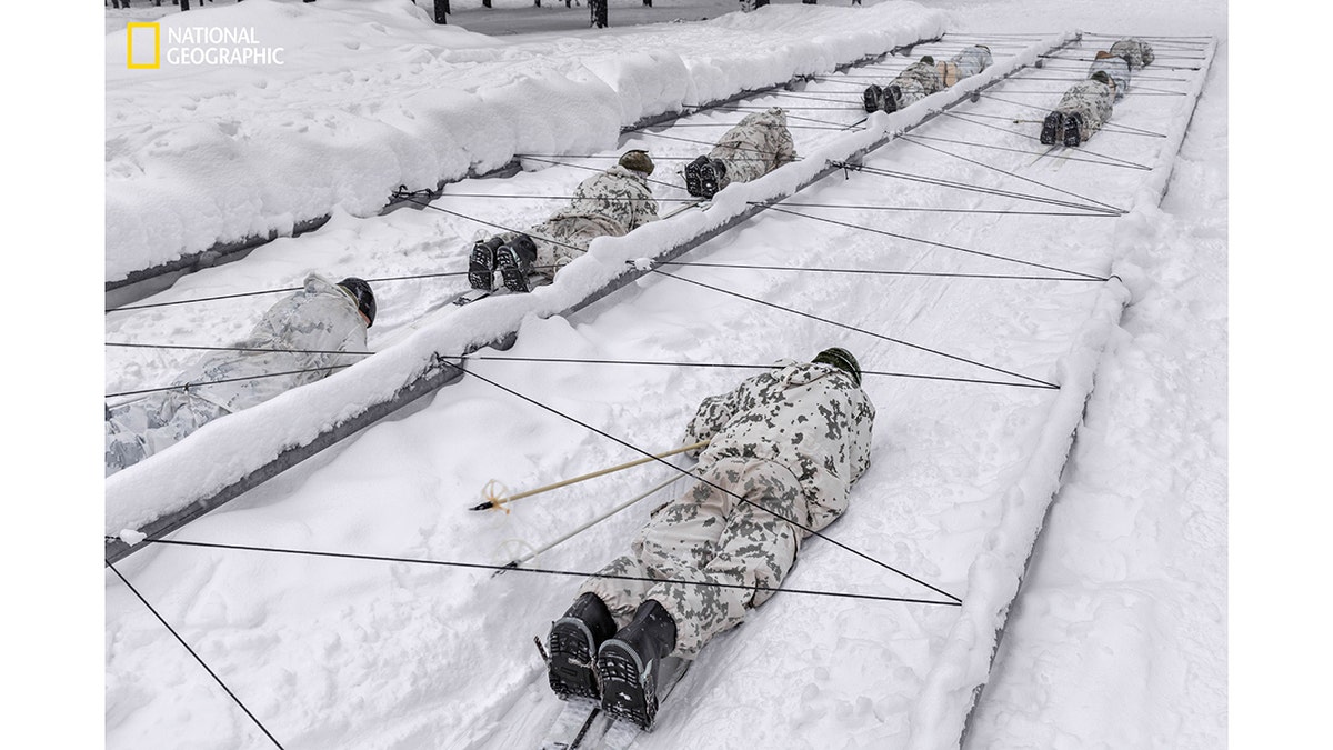 soldados treinam no Círculo Polar Ártico
