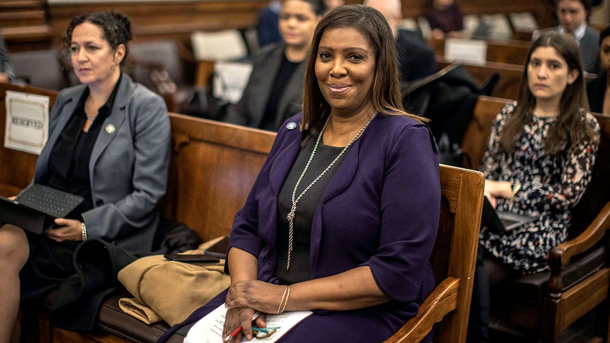 莱蒂西亚·詹姆斯（Letitia James）坐在特朗普审判的法庭观众席上