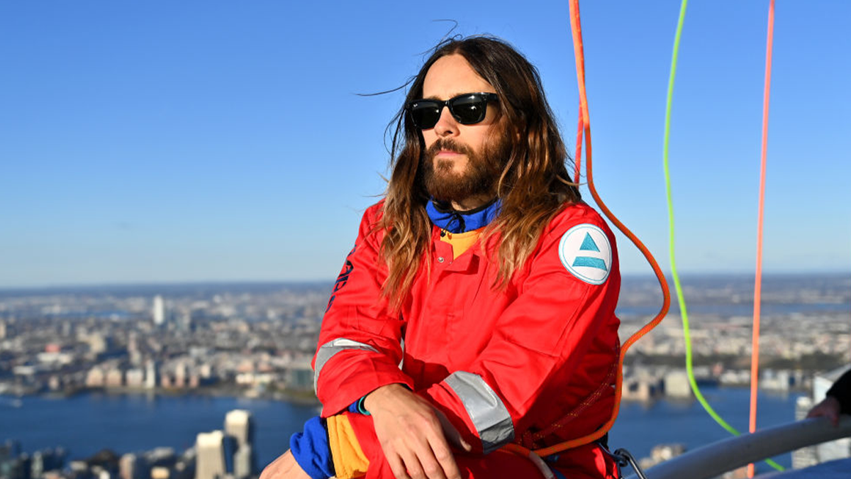 Leto on top of a skyscraper