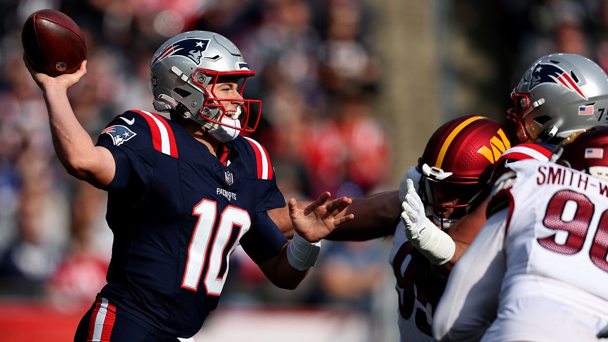 Mac Jones throws