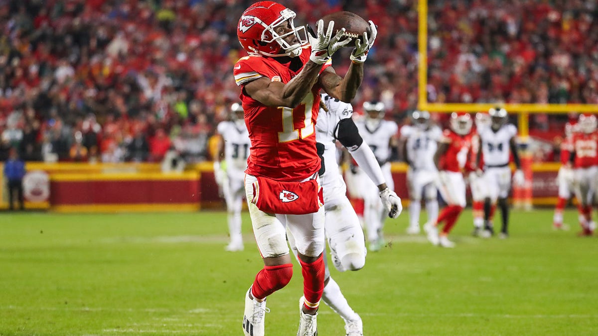Chiefs’ Marquez Valdes-Scantling drops go-ahead TD pass, smashes helmet in frustration 1 Marquez Valdes-Scantling drops a pass