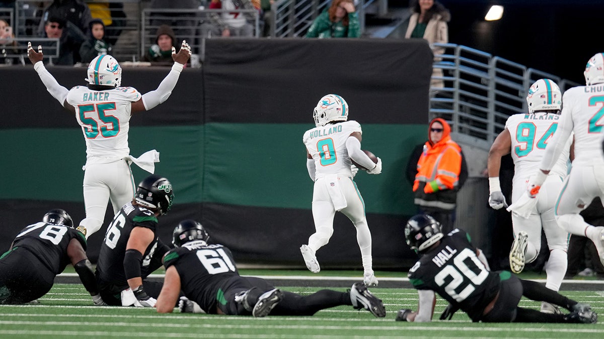 Jevon Holland scores a touchdown