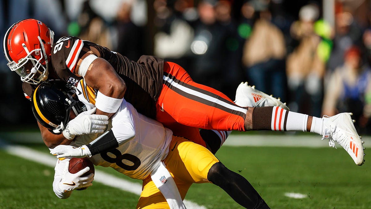 Browns’ Myles Garrett Sets Off Alarms As He Finds Himself With Steelers ...