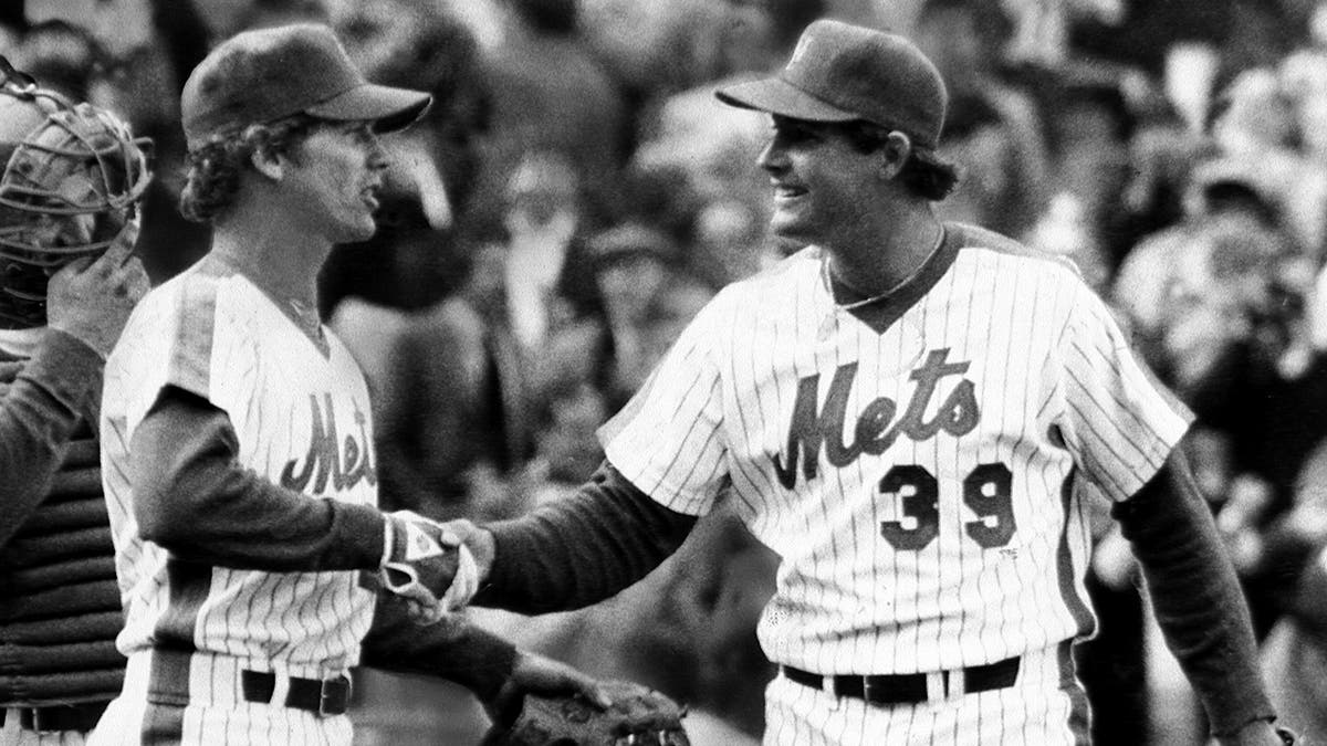 Mets' Ron Hodges shakes hands