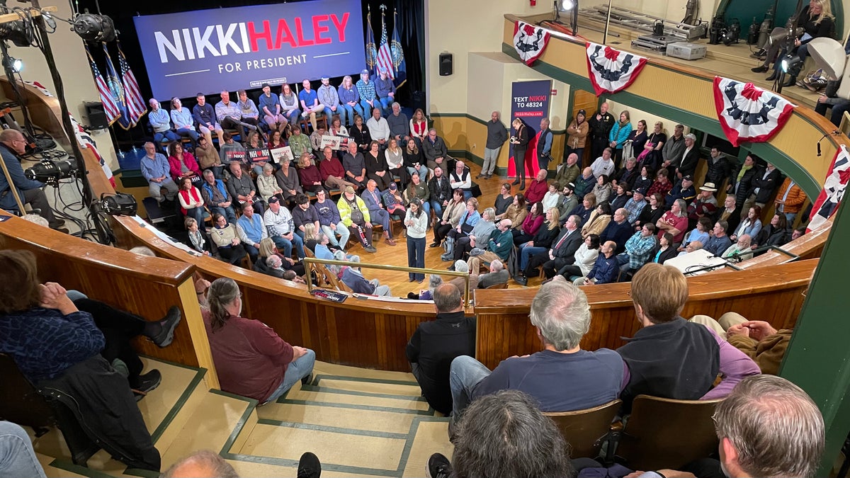 Nikki Haley atrae a más de 300 personas a un ayuntamiento en Derry, Nuevo Hampshire