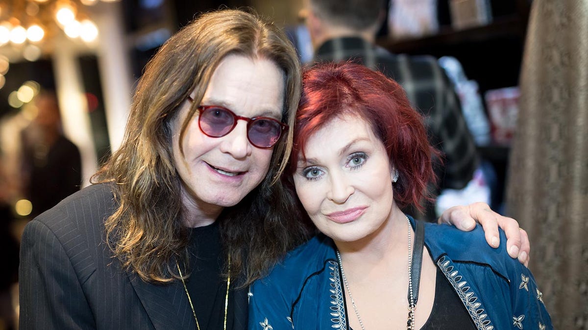 Ozzy e Sharon Osbourne posando juntos