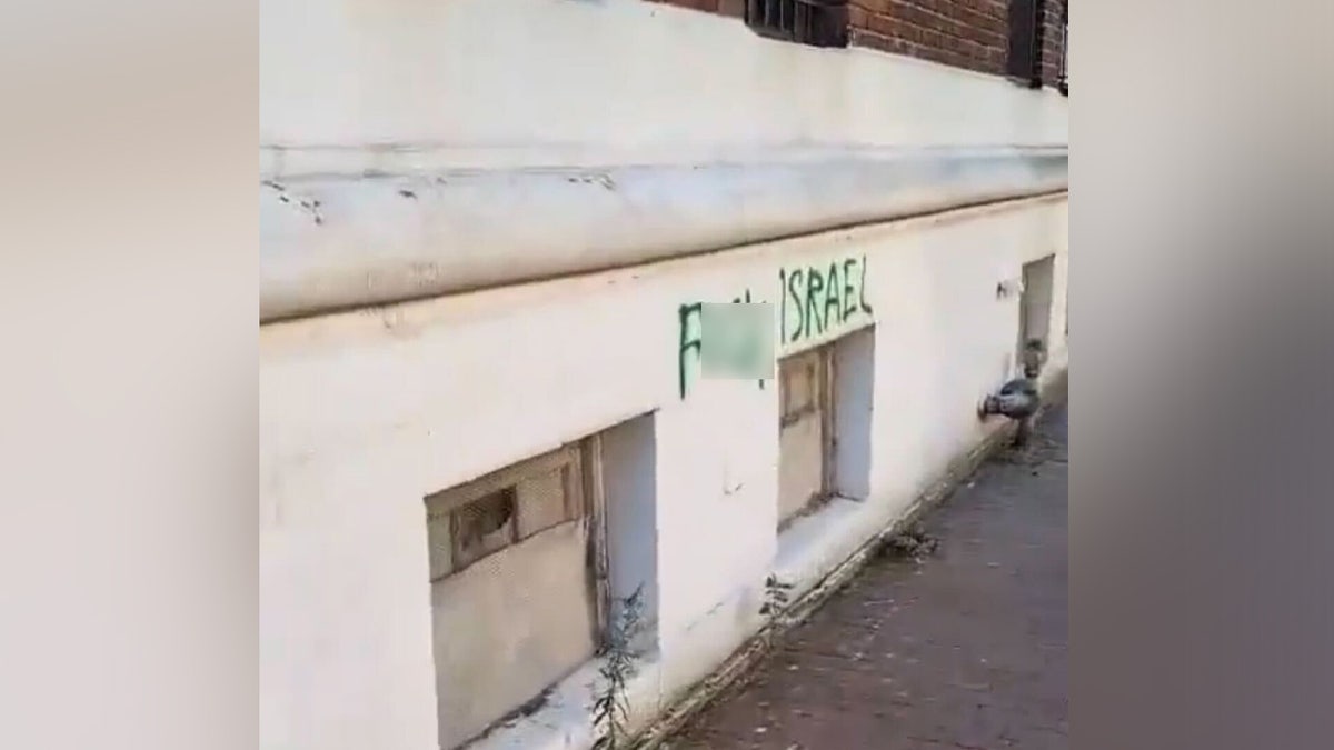 Mensagens de grafite dizendo: “Foda-se Israel”.