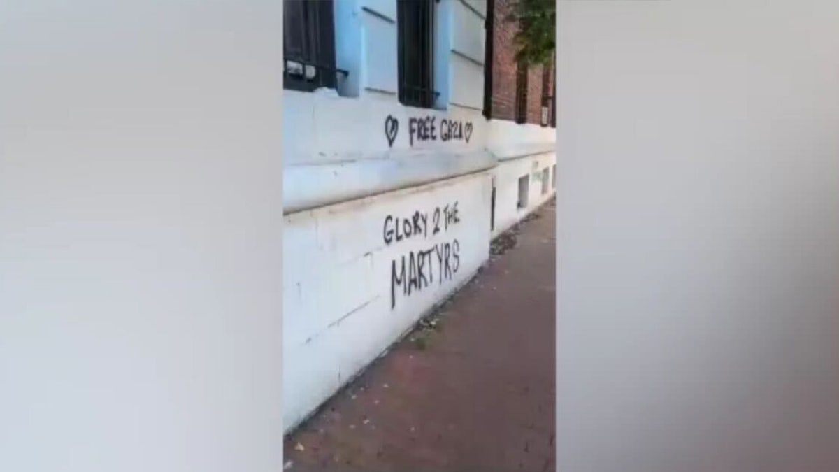 El graffiti decía: "Gloria a los mártires".