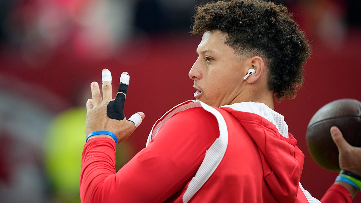 Patrick Mahomes warms up