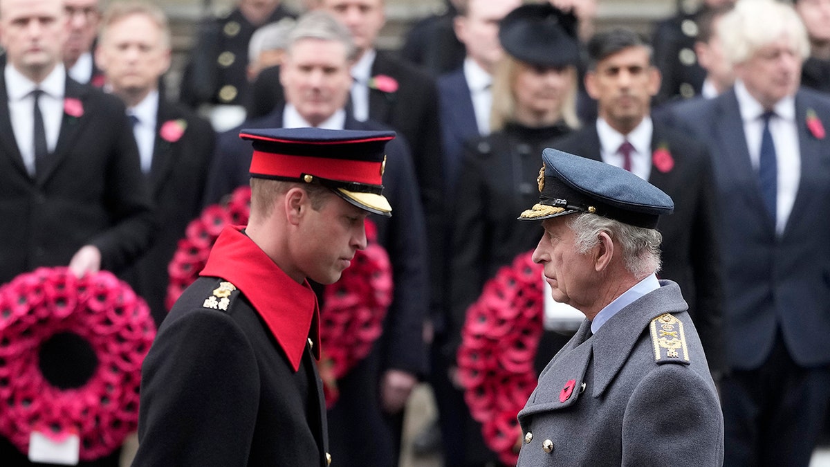 Príncipe William e Rei Charles em trajes militares no evento do Dia da Memória