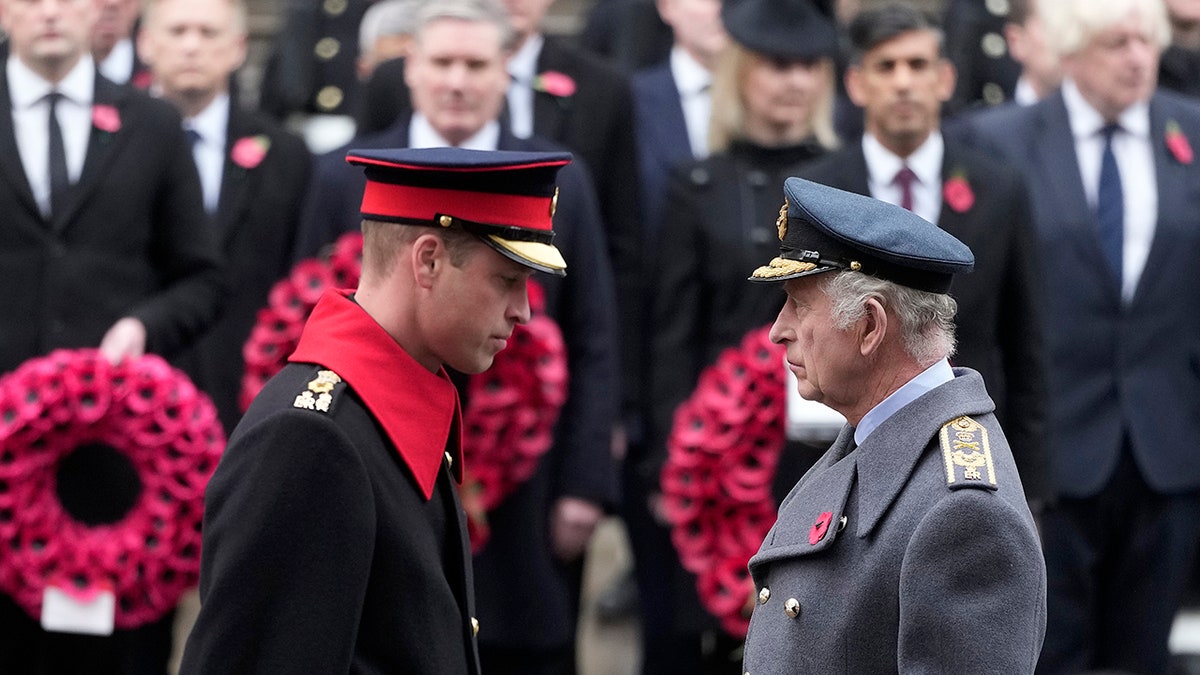 Il principe William e il re Carlo in abiti militari all'evento del Giorno della Memoria