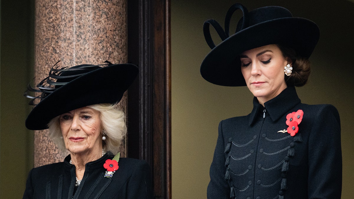 Rainha Camilla e Kate Middleton usando broches pretos e papoula no Dia da Memória