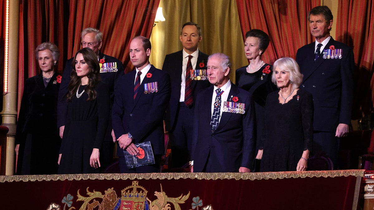 Birgitte, duchessa di Gloucester, Catherine, principessa del Galles, il principe William, duca di Cambridge, re Carlo III, principe di Galles, la regina Camila, Anna, la principessa reale e il vice ammiraglio Sir Timothy Laurence partecipano al Royal British Legion Festival of Remembrance 