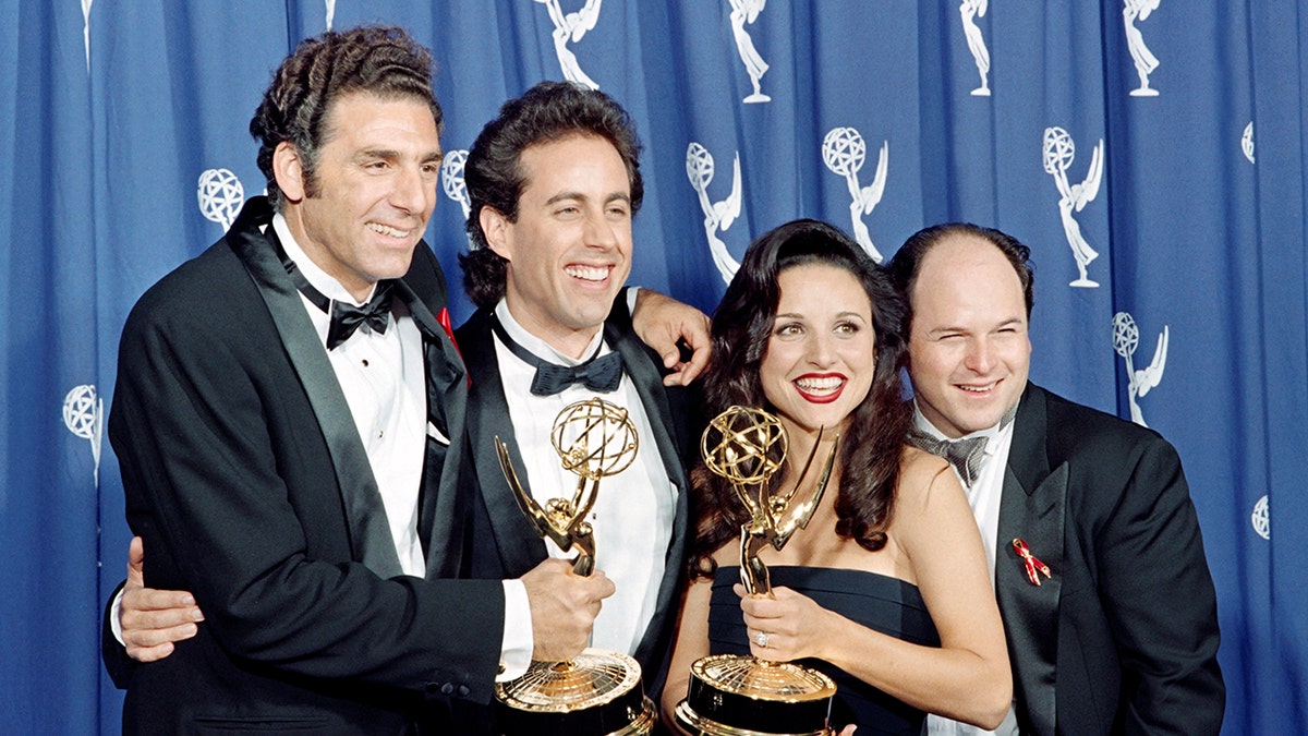 O elenco de Seinfeld posando com seus Emmys