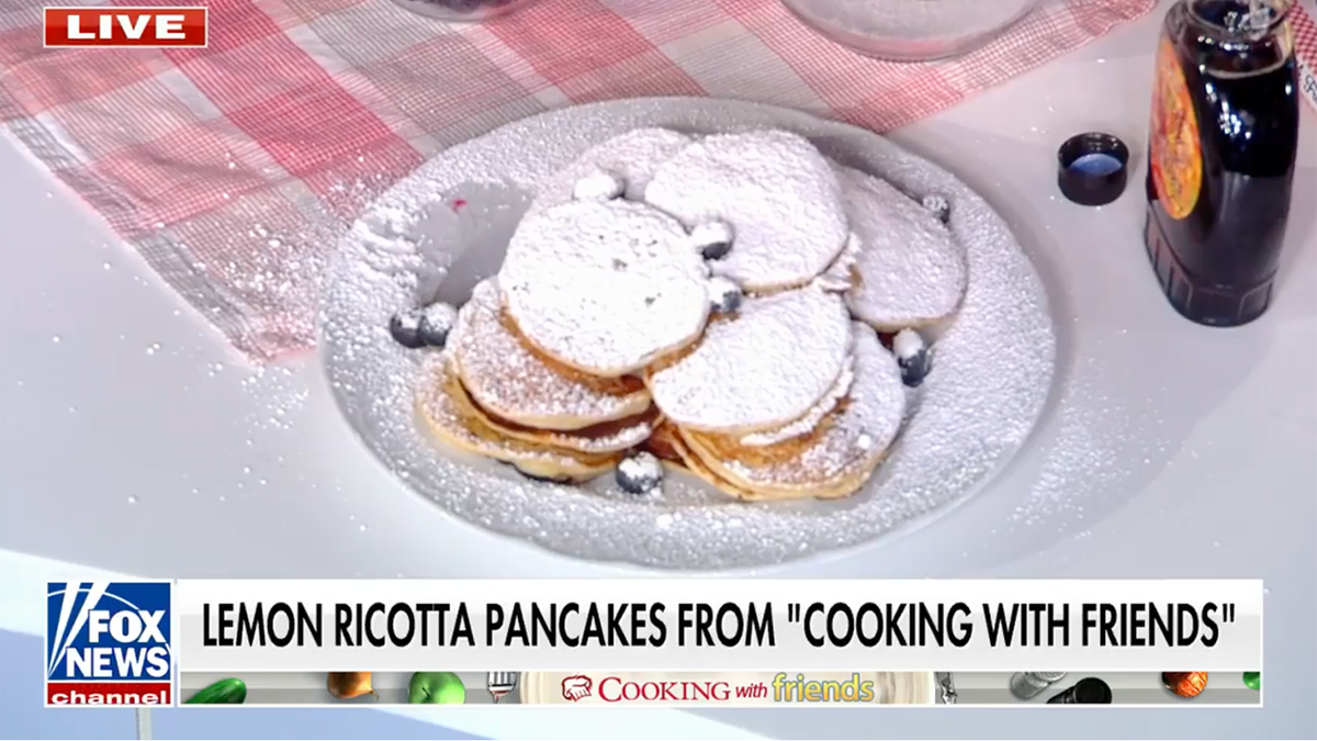 picture of lemon ricotta pancakes with a healthy dusting of powdered sugar