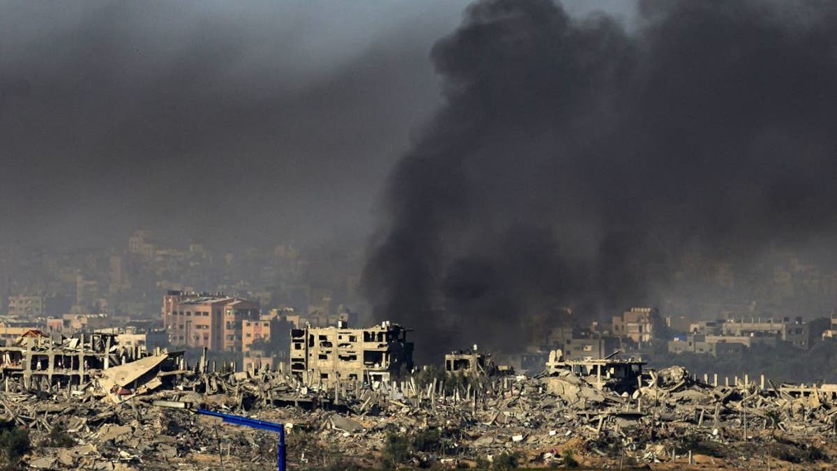 الدخان يتصاعد من قطاع غزة