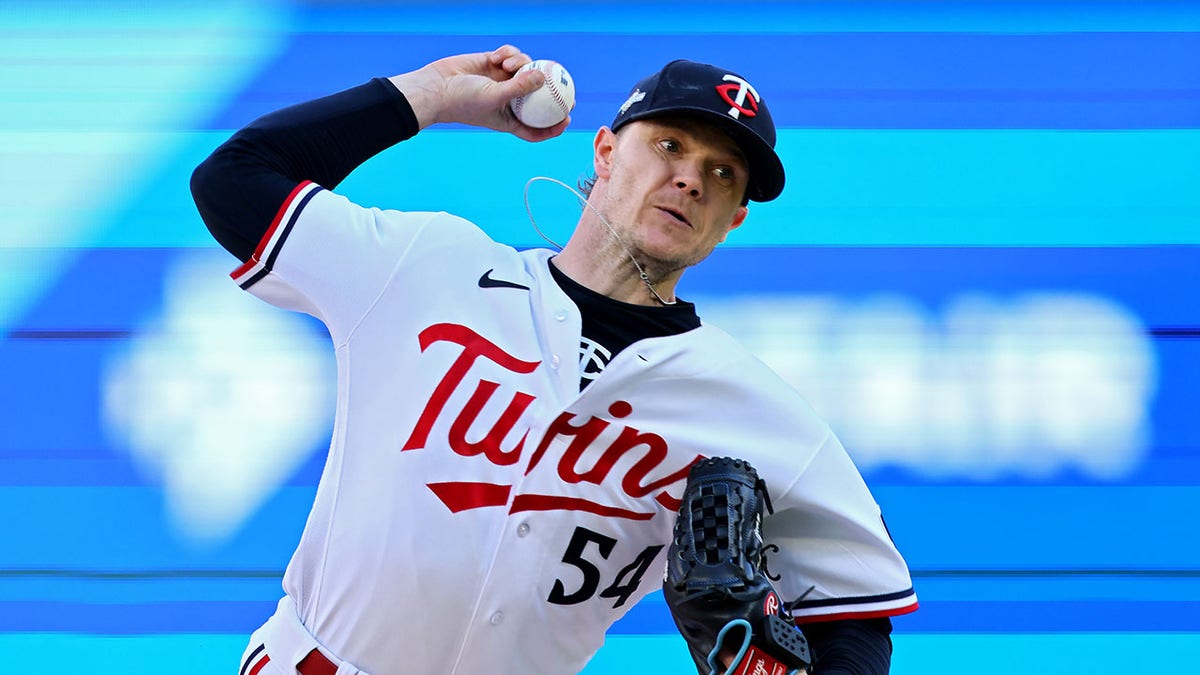 Sonny Gray pitches