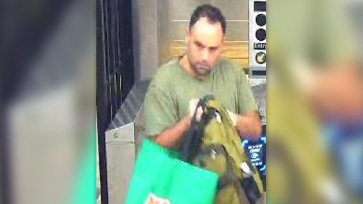 Subway vigilante suspect shown carrying shopping bags